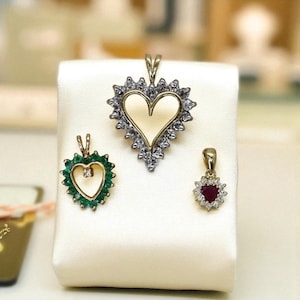 Colección de colgantes vintage en forma de corazón de oro de 14k: diamante, esmeralda y rubí.