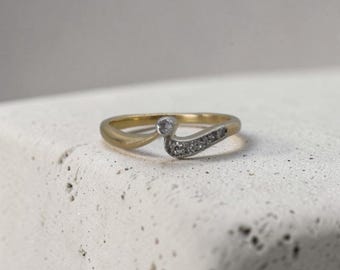 Anillo eduardiano de diamantes con diseño de chevrón / Platino y oro de 18k / Talla antigua europea / Circa