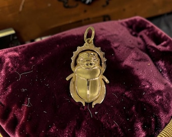 Colgante de escarabajo de oro de 20 quilates de mediados de siglo