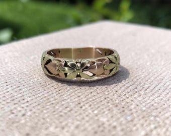 Anillo de oro bicolor de 14k con relieve floral y de corazón, estilo mediados de siglo.