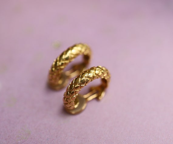 18k Yellow Gold Large Textured Hoop Style Earring… - image 7
