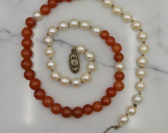 Collar antiguo de cornalina y perlas de 53 cm de largo.
