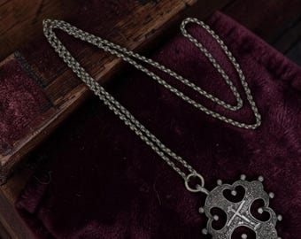 Colgante de cruz ruso de plata de ley de 1800 con motivos ornamentales.