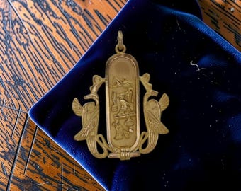 Colgante antiguo egipcio con cartucho de oro de 20k
