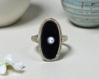 Anillo Art Déco de ónix y perla en oro blanco de 14 k