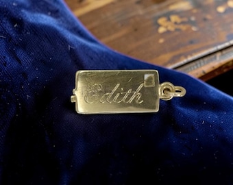Colgante con forma de carta antigua dirigida a Edith, de oro amarillo de 14k.