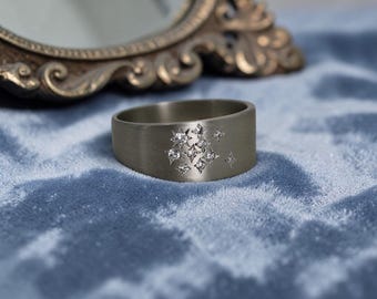 Anillo de puros vintage con diamantes engastados al estilo gitano en oro blanco de 14k.