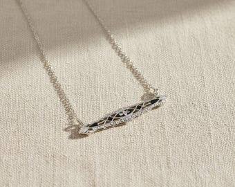 Collar Art Déco con barra y esmalte negro en oro blanco de 14k