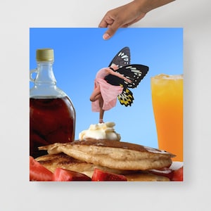 Wunderliche Fee Collage Kunstdruck - 'Ausgewogenes Frühstück' - Pfannkuchen, Ahornsirup & Orangensaft