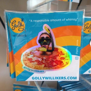 Tauche ein in ein Stückchen Glück: &quot;Grease & Salt&quot; Bunter Taucher in Pizza Collage Holografischer Aufkleber für Foodies