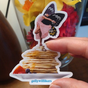 Sticker fantaisiste : danse de ballet féerique sur une pile de crêpes - Inspiration pour un petit-déjeuner équilibré