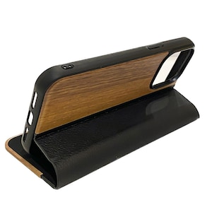 Houten design flip case, iPhone 14 – Noten met zwart leer