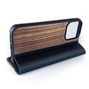Houten design flip case, iPhone 15 Pro Max – Notenhout met zwart leer