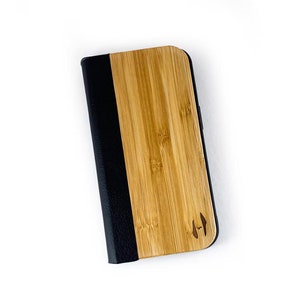 Custodia a libro dal design in legno, iPhone 15 – Bambù con pelle nera