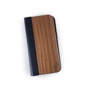 Houten design flip case, iPhone 15 – Noten met zwart leer