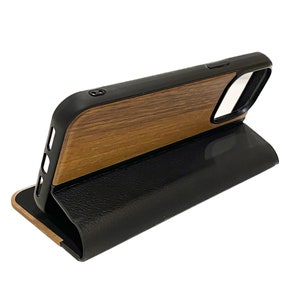Houten design flip case, iPhone 14 pro– Noten met zwart leer
