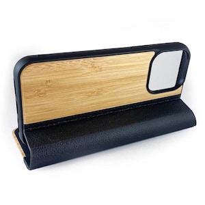 Houten design flip case, iPhone 15 Pro Max – Bamboe met zwart leer