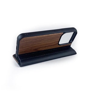 Houten design flip case, iPhone 15 Pro – Notenhout met zwart leer