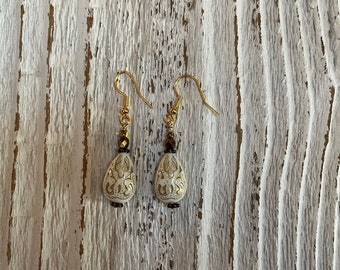 Neutral dangle earrings