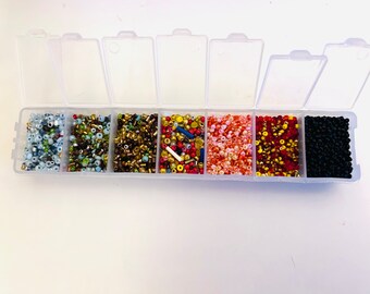 Doos met diverse zaadkralen - 7 kleuren maat 12 tot 60gs