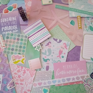 Kit sur le thème des sirènes. 50 pièces, y compris du papier, des autocollants et du ruban adhésif washi.