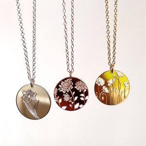 Collar de clavel con flor de nacimiento: cumpleaños de enero, colgante de plata y oro