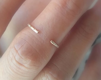 Anillo brazalete de oro texturizado delicado: anillo minimalista abierto