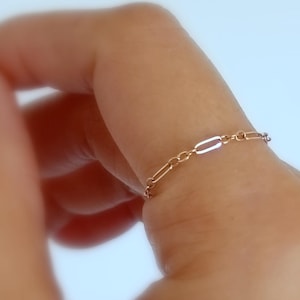 Sierlijke gouden kettingring, delicate schakelketting, super sierlijke ring, ring nauwelijks aanwezig, eenvoudige stapelbare kettingring