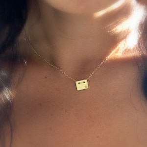 Halsband med initialer i guld: Diamantaccent, personlig fyrkantig berlock, minimalistiska smycken