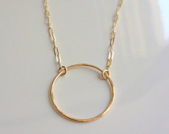 Gehämmert Gold Karma Halskette, Kreis Ring Anhänger, Minimalist Schmuck