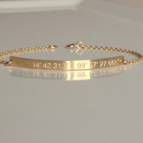 Bracelet coordonnées en or 14 carats : barre de latitude et de longitude gravée