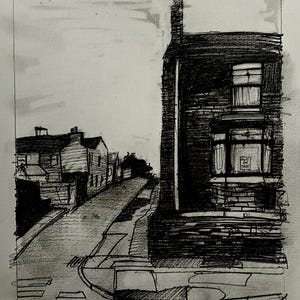 Peut inclure: Un croquis au crayon noir et blanc d'une scène de rue montrant une maison en briques au premier plan avec une baie vitrée et une pancarte dans la fenêtre indiquant "Hope for Sale". Le dessin représente une route menant au loin.