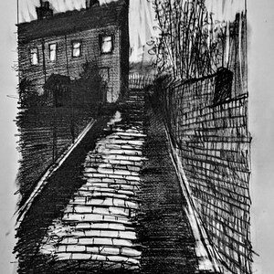 Peut inclure: Dessin au fusain en noir et blanc d'un chemin pavé menant à une maison. La maison a plusieurs fenêtres et des cheminées. Un mur de briques et de hautes plantes bordent le chemin.