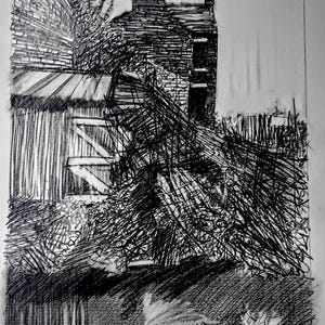 Peut inclure: Un dessin au fusain en noir et blanc représentant un bâtiment avec une cheminée, un abri au toit incliné et une végétation dense et enchevêtrée au premier plan. L'œuvre utilise des lignes expressives et des ombres marquées pour le relief.