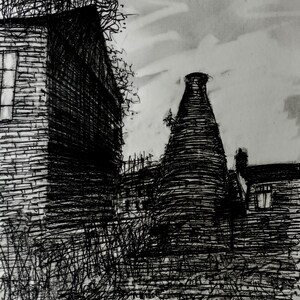 Peut inclure: Un croquis en noir et blanc de bâtiments industriels, dont une structure cylindrique haute et un bâtiment en briques avec une fenêtre. L'œuvre utilise des hachures pour créer de la texture et de la profondeur, avec un ciel nuageux en arrière-plan.