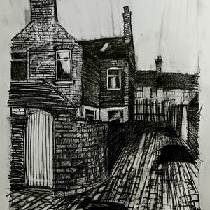 Peut inclure: Un croquis en noir et blanc d'une scène de rue, représentant des bâtiments avec des façades en briques et en bois. L'œuvre comprend un chemin pavé et une entrée grillagée, avec des ombres.