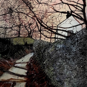 Puede incluir: Ilustración artística de un paisaje rural con una casa blanca, un camino y un seto denso. La imagen está dominada por las siluetas oscuras de árboles desnudos contra un cielo suave de color melocotón, creando un ambiente sereno, pero ligeramente sombrío.