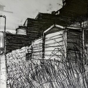 Peut inclure: Un croquis en noir et blanc d'une rangée de bâtiments avec des toits en pente et des cheminées. Les bâtiments sont derrière un mur de hautes herbes et un chemin de briques. Le ciel est nuageux.