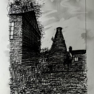 K&ouml;nnte beinhalten: Eine Schwarz-Wei&szlig;-Skizze von Industriegeb&auml;uden, m&ouml;glicherweise einer T&ouml;pferei, mit einem hohen Schornstein und einem Backsteingeb&auml;ude mit einem Fenster. Das Kunstwerk ist detailliert mit Schraffuren und Linien, was auf eine Stift- oder Bleistiftzeichnung hindeutet.