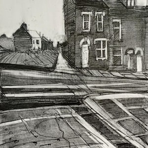 Peut inclure: Un croquis en niveaux de gris d'une scène de rue avec des bâtiments et une route. Les bâtiments ont plusieurs fenêtres et portes. La route comporte des passages piétons et un trottoir. L'œuvre est réalisée dans un style détaillé et réaliste.