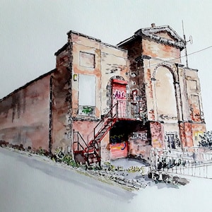 Puede incluir: Una pintura de acuarela de un antiguo edificio de ladrillo con una escalera de incendios roja. El edificio tiene una gran ventana arqueada y una ventana más pequeña en el lateral. Hay grafitis en el edificio.