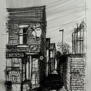 Peut inclure: Un croquis à l'encre noir et blanc d'une ruelle urbaine étroite présentant un bâtiment d'angle avec une devanture marquée NEWS. Le dessin comprend une antenne parabolique, des textures de briques, des lignes électriques et des ombres.