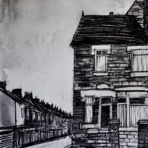 Peut inclure: Un dessin au fusain d'une scène de rue avec des maisons. Le dessin met en évidence la maçonnerie et les fenêtres des bâtiments. Le ciel est nuageux, créant une atmosphère sombre.