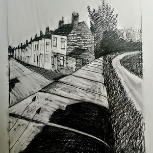 Peut inclure: Un dessin au fusain en noir et blanc représentant une rangée de maisons mitoyennes le long d'une rue. Un mur en pierre traverse le premier plan en diagonale, projetant une ombre sombre. Un chemin courbe et un feuillage dense sont visibles.