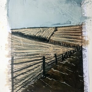 Puede incluir: Una obra de arte de técnica mixta que presenta una ilustración de paisaje con una valla oscura en primer plano. La escena incluye tonos beige y marrones texturizados para la tierra, contrastados por un lavado azul pálido en el cielo.