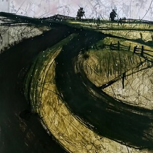 Puede incluir: Una obra de arte de técnica mixta que presenta un trazo de tinta oscuro y curvo superpuesto a un mapa topográfico detallado. La composición representa un camino sinuoso a través de un paisaje con vallas, campos y texto cartográfico.