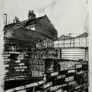 Peut inclure: Un croquis au crayon noir et blanc d'une maison avec un mur de briques et un portail en fer forgé. La maison a un toit en pente et une cheminée. Le croquis a un aspect texturé et dessiné à la main.