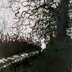 Puede incluir: Una obra de arte de técnica mixta que presenta un árbol oscuro y nudoso con ramas intrincadas y extendidas sobre un fondo pálido similar a un mapa. Un primer plano verde oscuro texturizado conduce a un camino brillante y reflectante, con toques de follaje rojo.