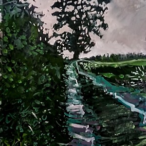 Puede incluir: Una pintura al óleo que representa un paisaje con un árbol oscuro y texturizado frente a un cielo pálido y nublado. Un sendero estrecho y sinuoso atraviesa una densa maleza verde oscuro a la izquierda, hacia un campo de hierba a la derecha.