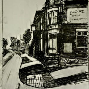 Peut inclure: Un croquis au fusain en noir et blanc représentant un bâtiment d'angle avec une enseigne indiquant CHESHIRE CHEESE et CASK ALES, BEER. Le dessin montre une structure à plusieurs étages avec une tourelle, des fenêtres et une route.